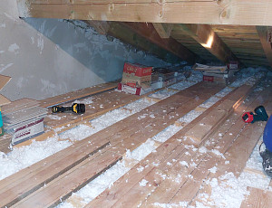 Zateplení trámového stropu rodinného domu pomocí foukané izolace